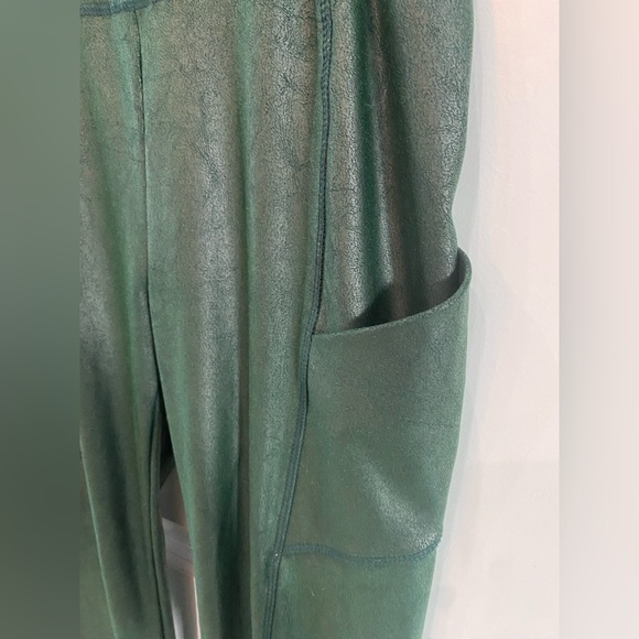 2 SAINTS Medium faux wax shimmer stretch legging pant green EUC - Picture 7 of 7